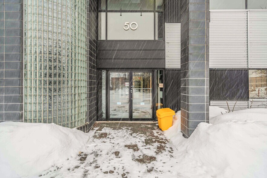 More Photos Of 50 Rue de Lauzon, Boucherville Flex For Lease