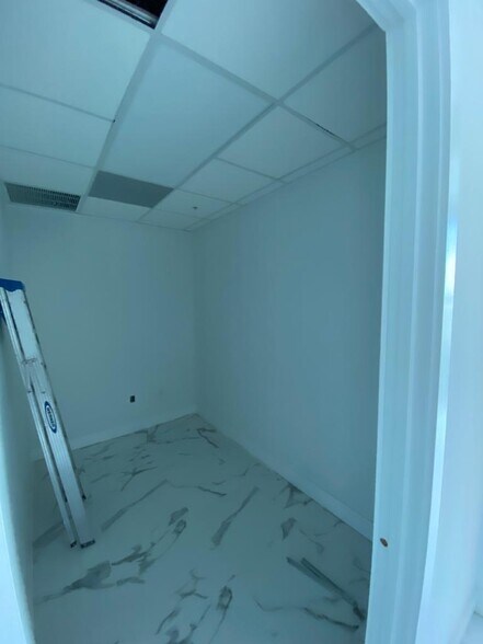More Photos Of 10450 NW 33rd St, Doral Office For Sale