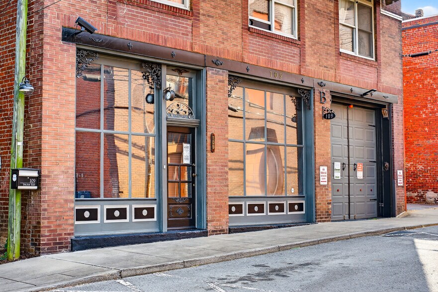 More Photos Of 109 7th Ave E, Springfield Flex For Sale