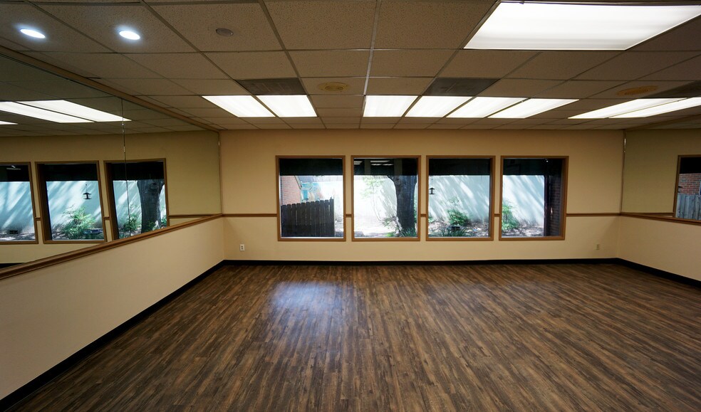 More Photos Of 6700 West Gate Blvd, Austin Medical For Lease