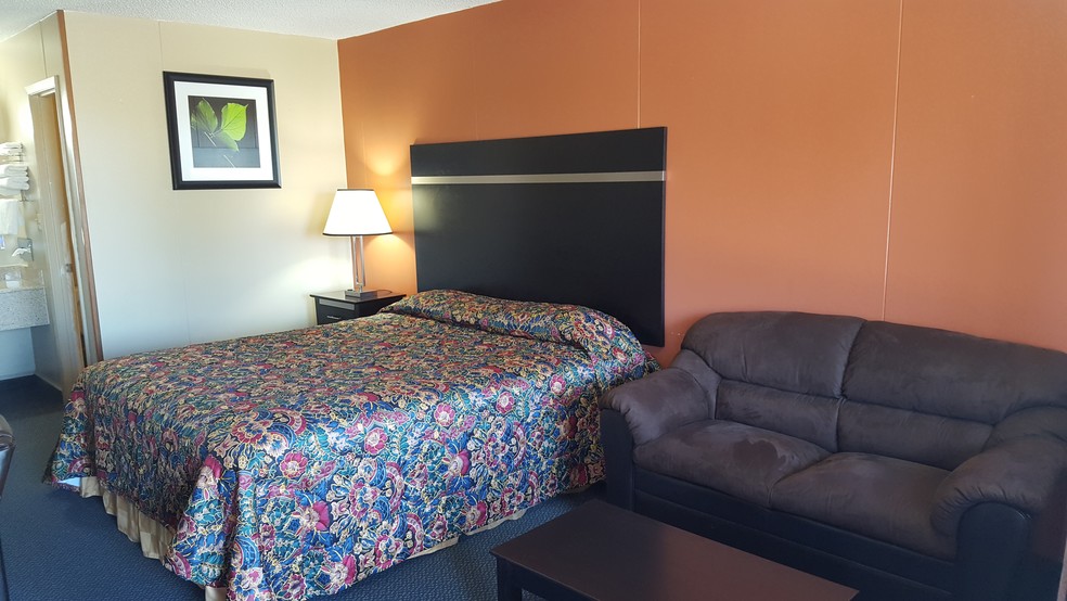 More Photos Of 718-720 N La Grange St, Flatonia Hotel For Sale