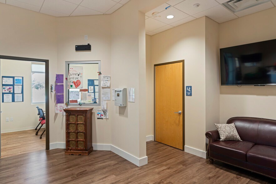 More Photos Of 42525 Tall Cedars Pkwy, Chantilly Schools For Lease