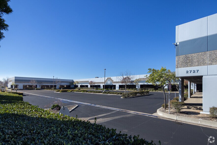 More Photos Of 2727 Skyway Dr, Santa Maria Warehouse For Lease