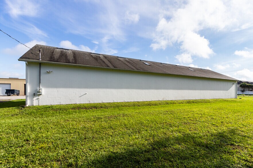More Photos Of 6901 S 78th St, Riverview Warehouse For Lease