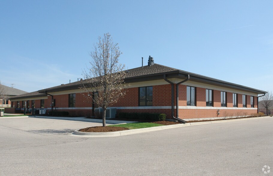 More Photos Of 620 Dakota St, Crystal Lake Office For Lease