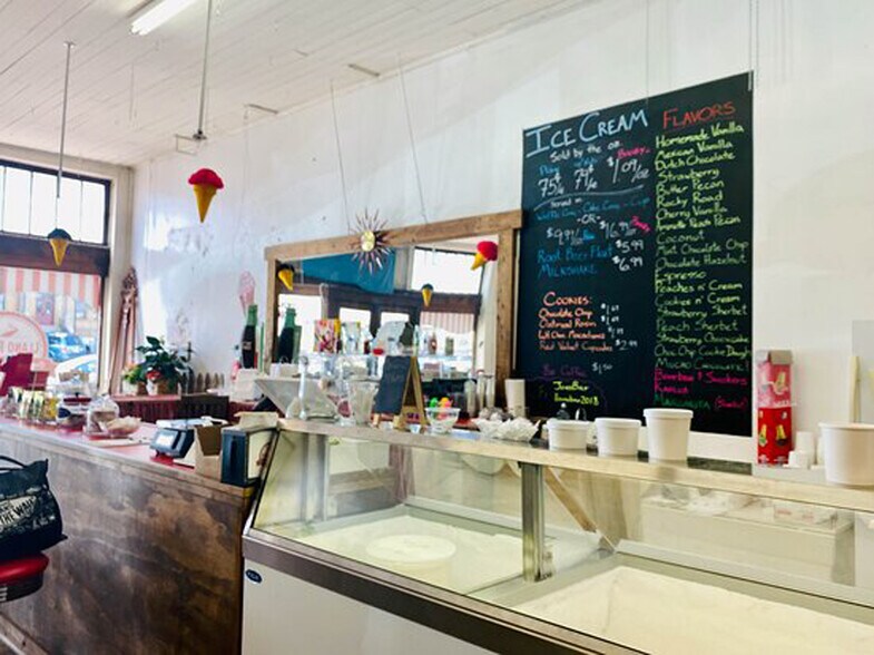 More Photos Of 107 W Main St, Llano Bar For Sale