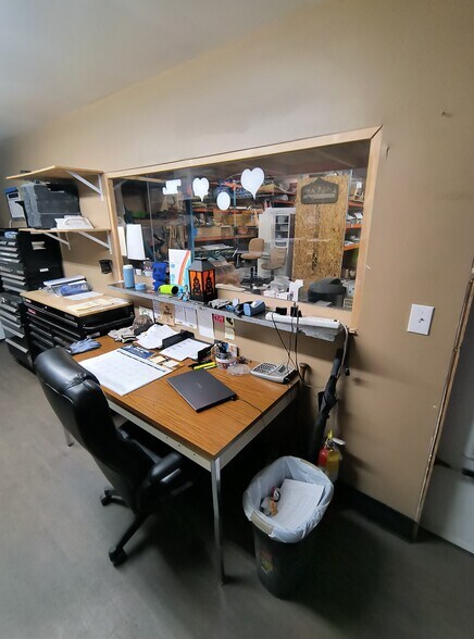 More Photos Of 1386 Lovejoy St, Sloan Warehouse For Lease