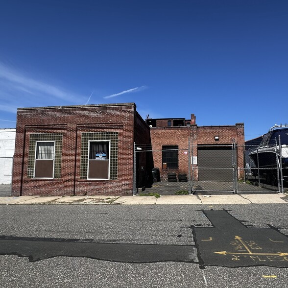 Primary Photo Of 54 Winter St, Springfield Auto Repair For Sale