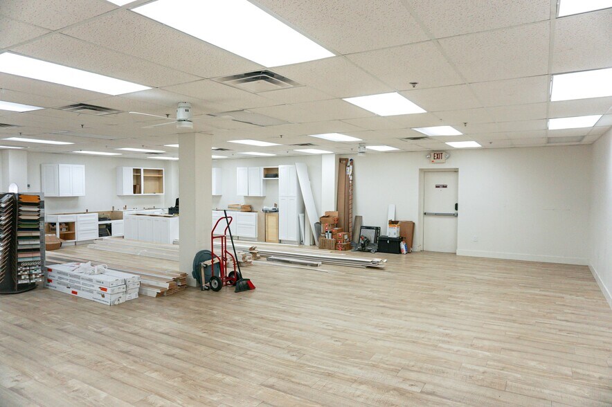 More Photos Of 1455 E University Dr, Mesa Showroom For Sale