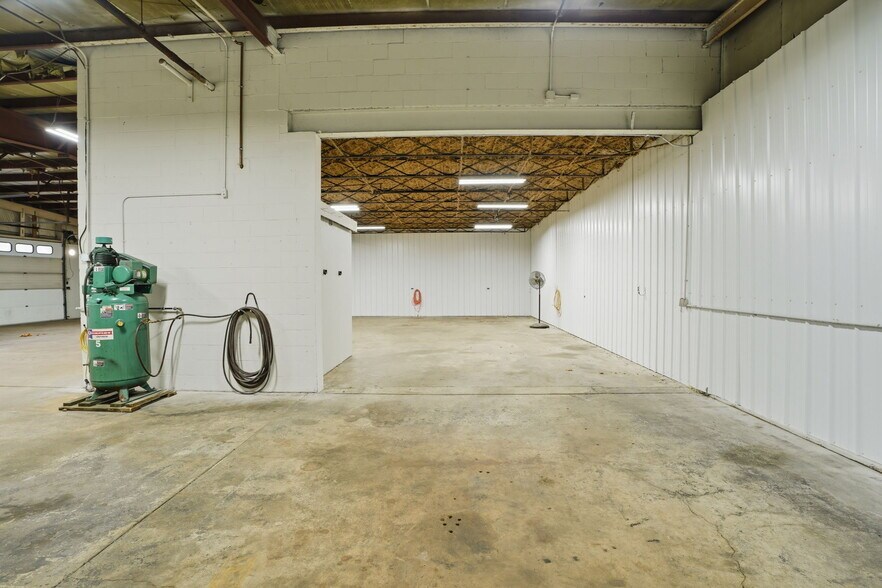 More Photos Of 3499 E Main St, Kalamazoo Auto Repair For Lease