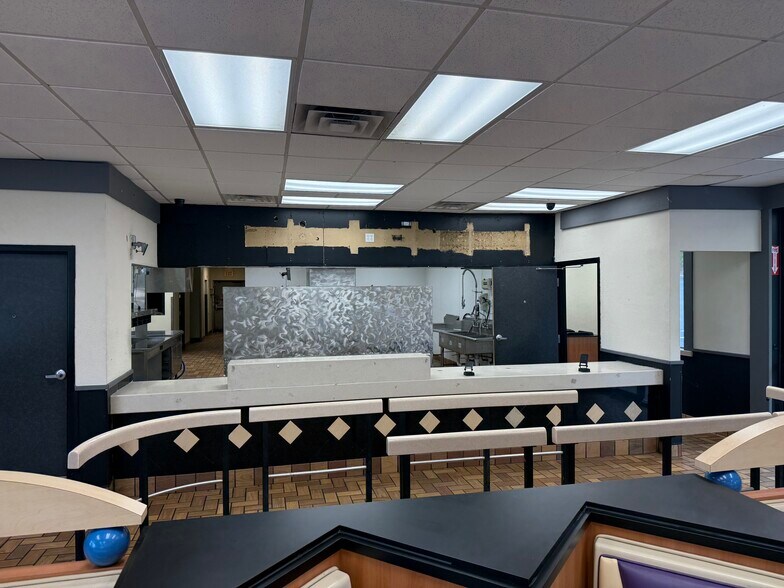 More Photos Of 7606 N 30th St, Omaha Fast Food For Sale