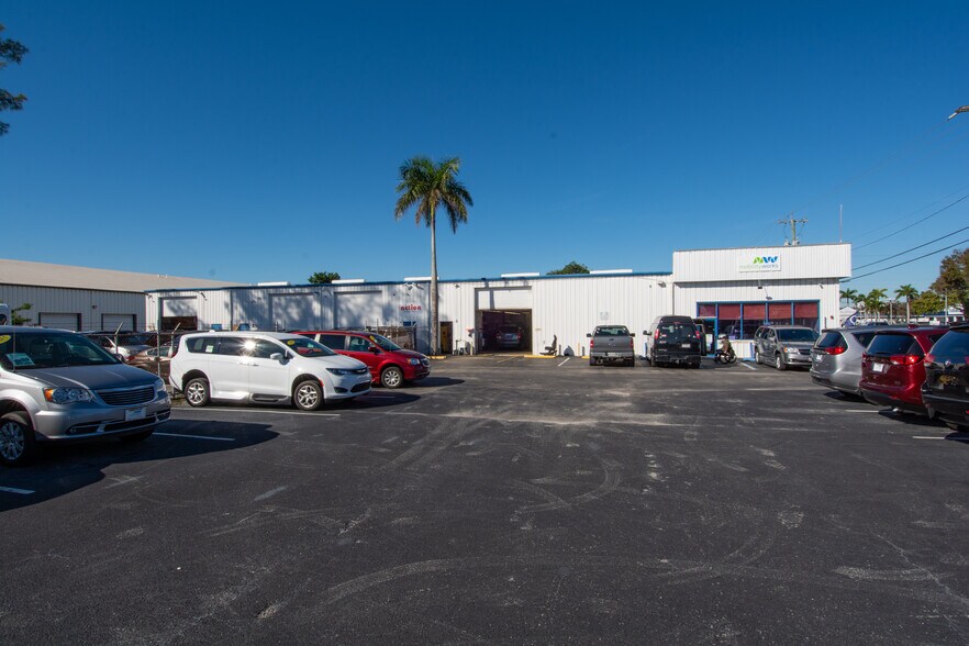 Primary Photo Of 1925 N 10th Ave, Lake Worth Showroom For Lease