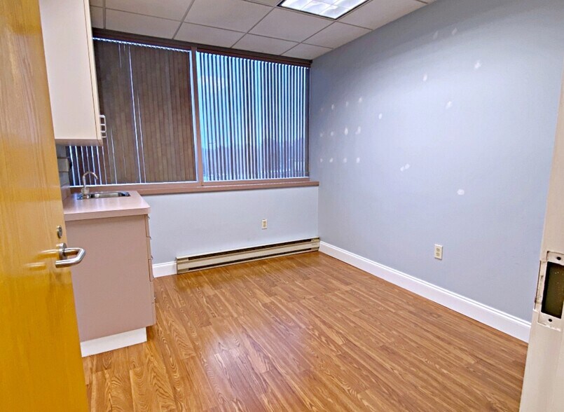 Primary Photo Of 3 Woodland Rd, Stoneham Medical For Lease
