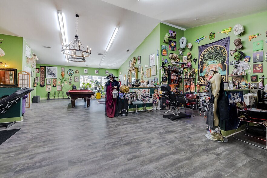 More Photos Of 302 W Victory Dr, Savannah Freestanding For Sale