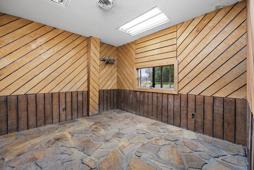 More Photos Of 504 S Harper Rd, Corinth Showroom For Sale