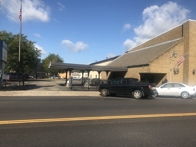 More Photos Of 152 N Broadway St, New Philadelphia Office For Lease