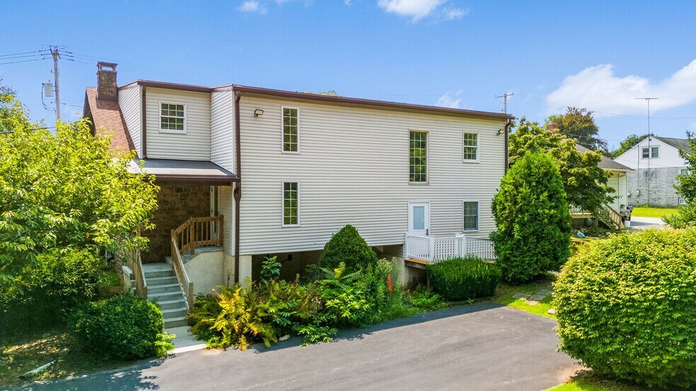 More Photos Of 3519 E Main St, Morgantown Office Residential For Lease