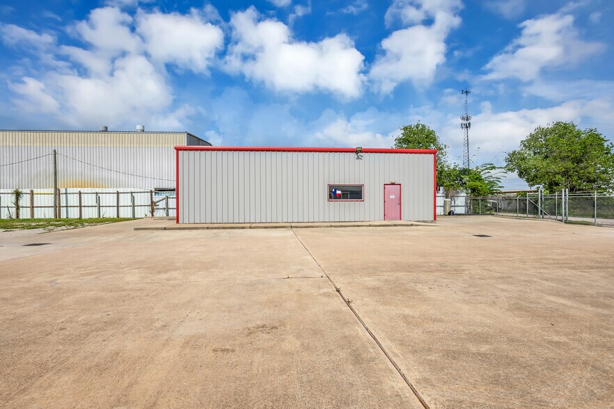 More Photos Of 6456 Cunningham Rd, Houston Industrial For Lease