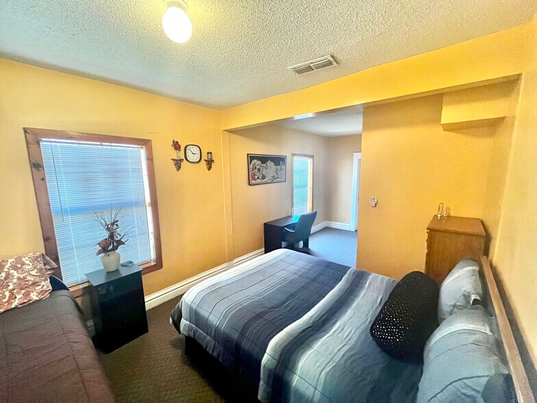 More Photos Of 215 N Broadway St, Post Hotel For Sale