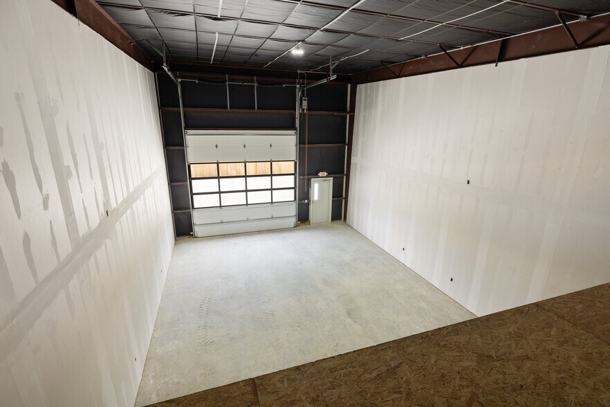 More Photos Of 17214 Huffmeister Rd, Cypress Showroom For Sale