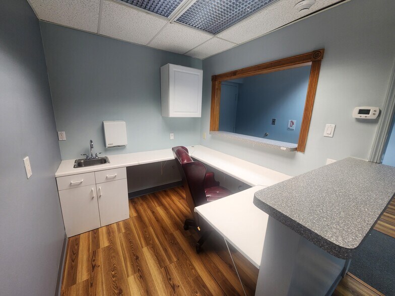 More Photos Of 304 Federal Rd, Brookfield Office For Lease