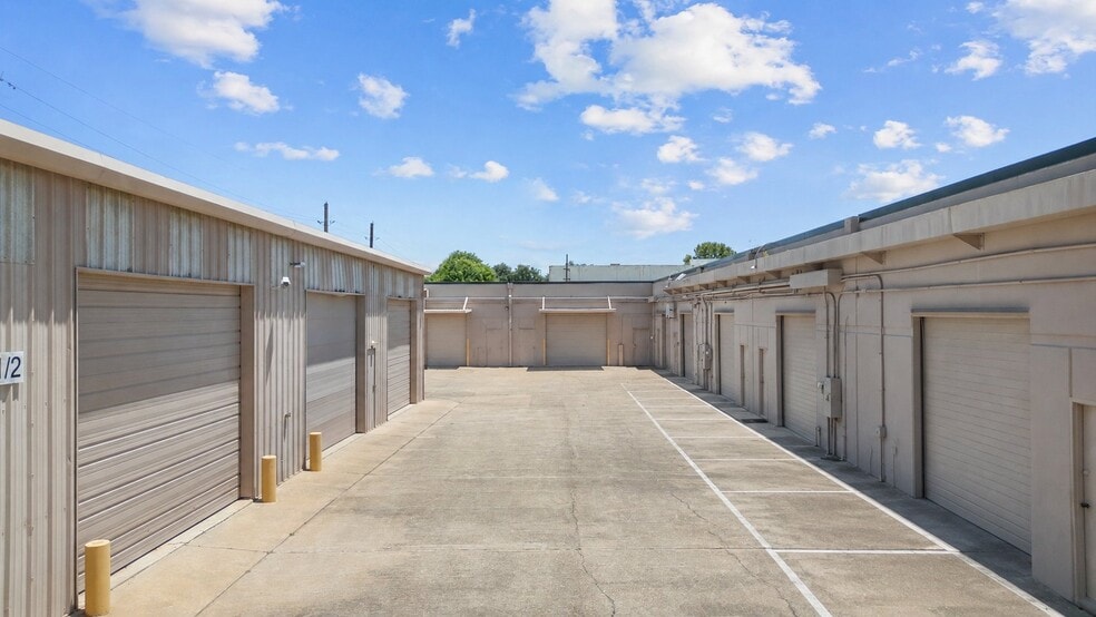 More Photos Of 16522-16536 Park Row, Houston Light Distribution For Sale