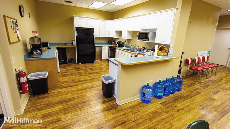 More Photos Of 2500 Lehigh Ave, Glenview Flex For Lease