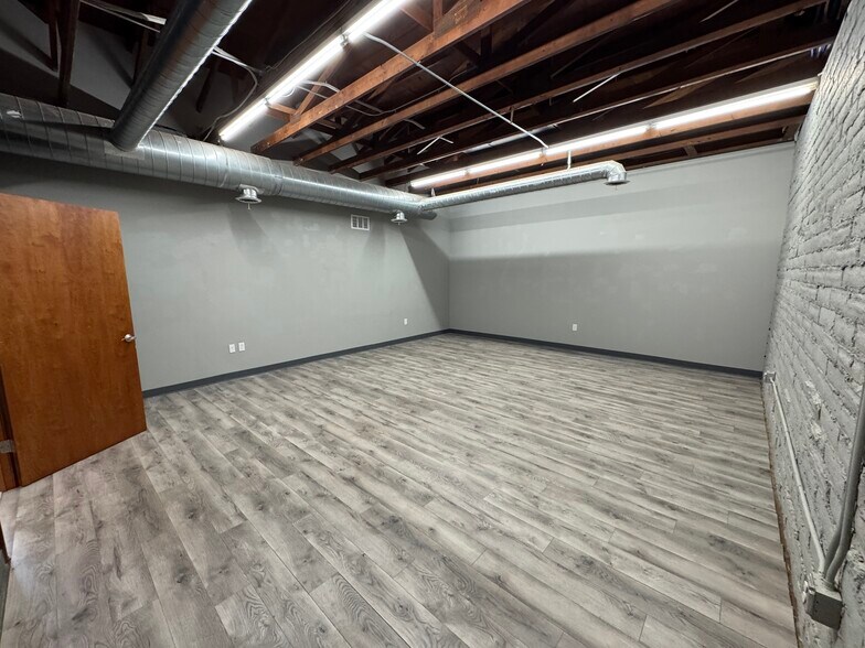 More Photos Of 12911 Us-71 Hwy, Grandview Freestanding For Lease