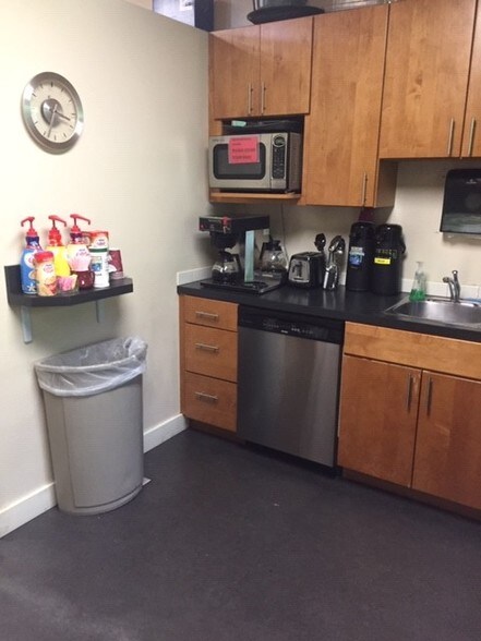 More Photos Of 3330 Kitsap Way, Bremerton Office For Lease