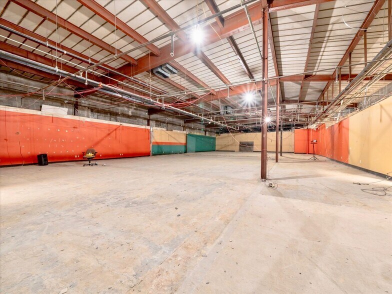 More Photos Of 465 W Commercial St, East Rochester Warehouse For Lease