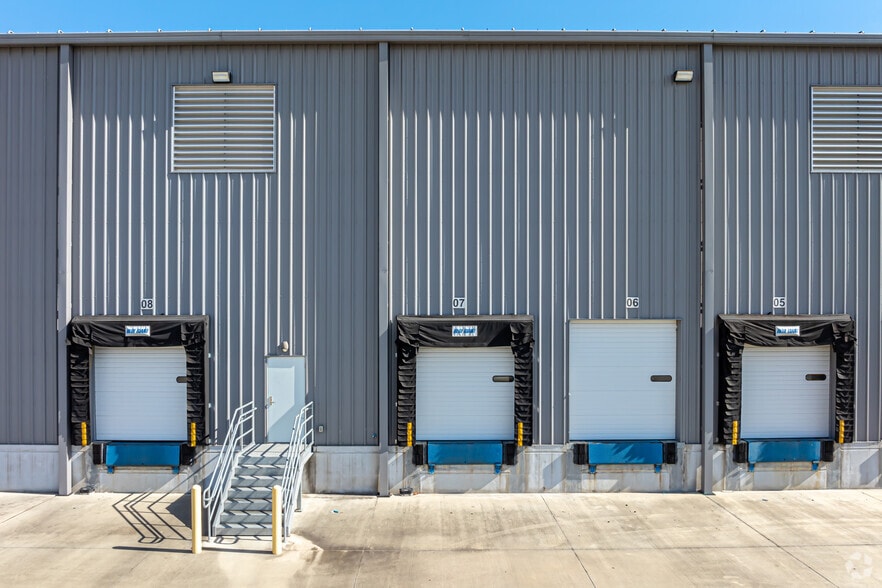 More Photos Of 2070 Commercial Dr, Port Allen Distribution For Lease