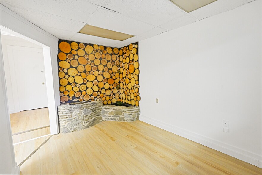 More Photos Of 32 Worcester Rd, Charlton Storefront Retail Residential For Lease