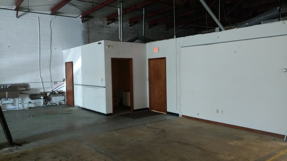 More Photos Of 400-460 Fame Rd, Dayton Light Distribution For Lease