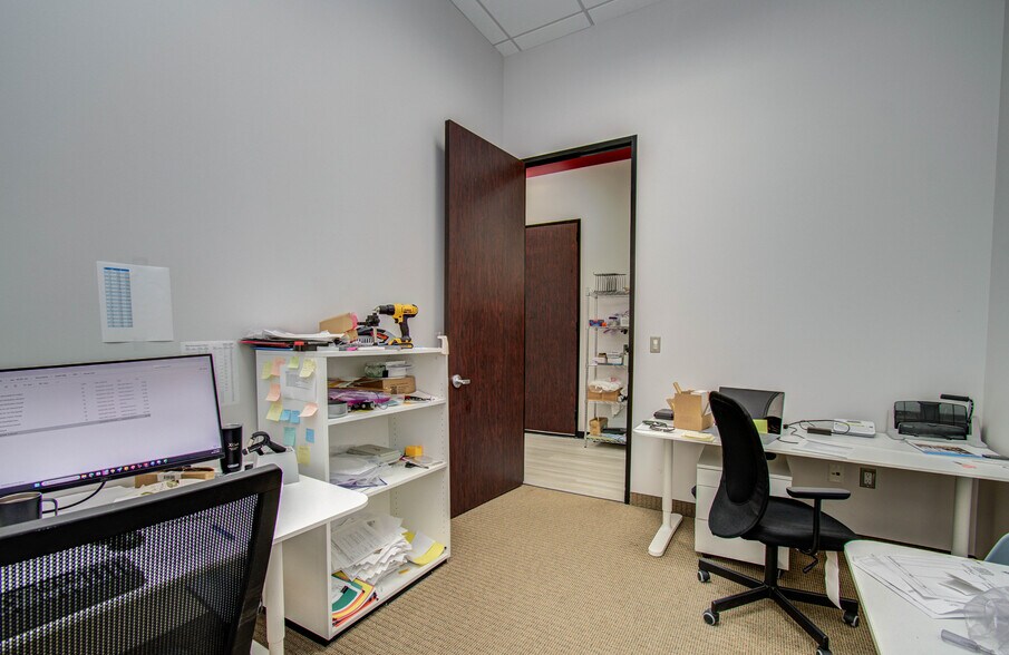 More Photos Of 9330 Kirby Dr, Houston Research And Development For Lease