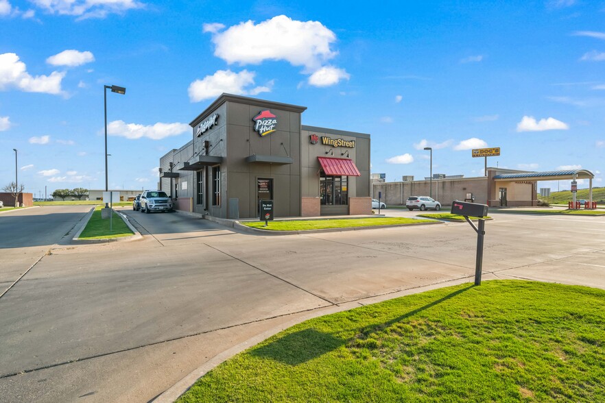 Primary Photo Of 7907 82nd St, Wolfforth Fast Food For Sale