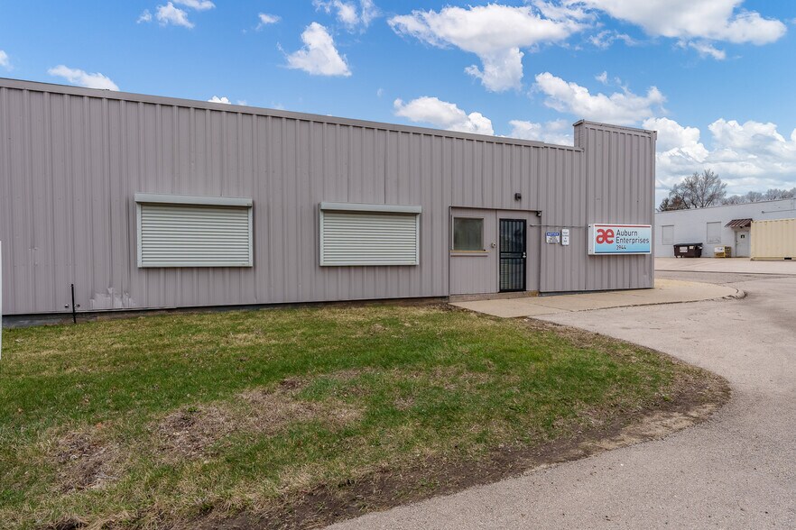 More Photos Of 3944 Auburn St, Rockford Warehouse For Lease