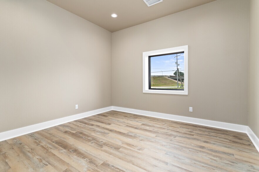 More Photos Of 1750 Cardinal dr, Beaumont Flex For Sale