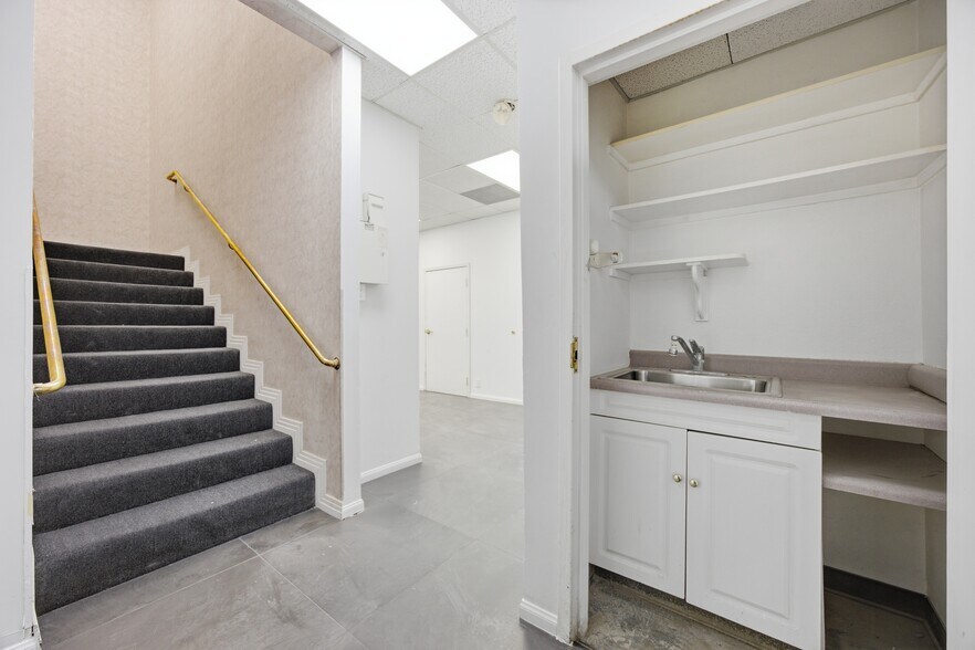 More Photos Of 844 E Sahara Ave, Las Vegas Loft Creative Space For Lease