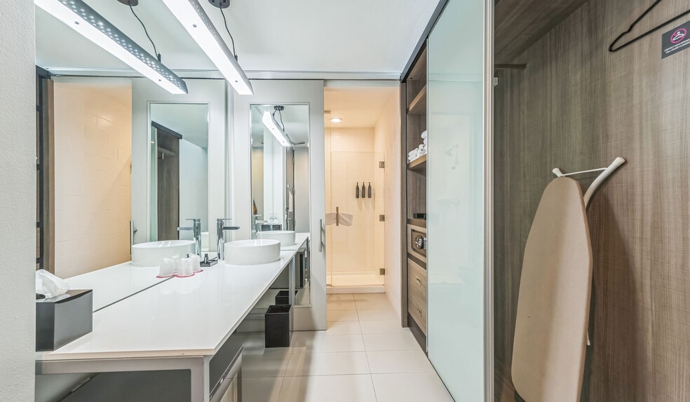 More Photos Of 900 S 11th St, Waco Hotel For Sale