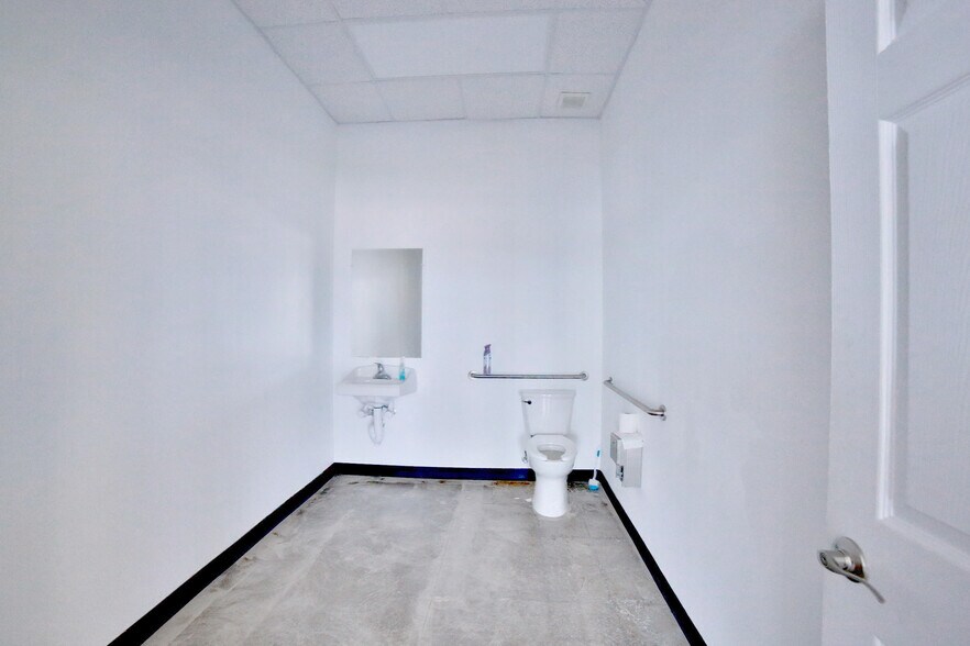 More Photos Of 11130 Gulf Fwy, Houston Unknown For Lease