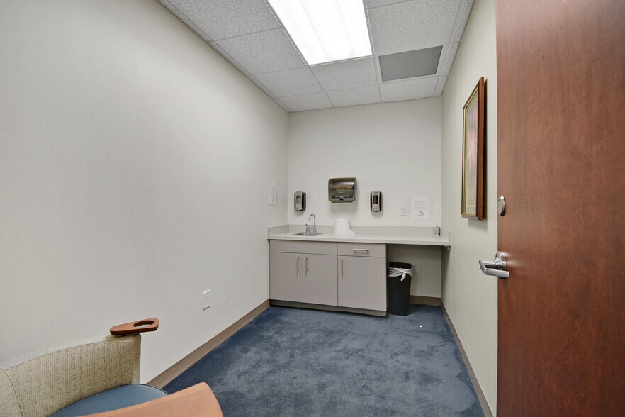 More Photos Of 9512 Sunbeam Center Dr, Jacksonville Office For Lease