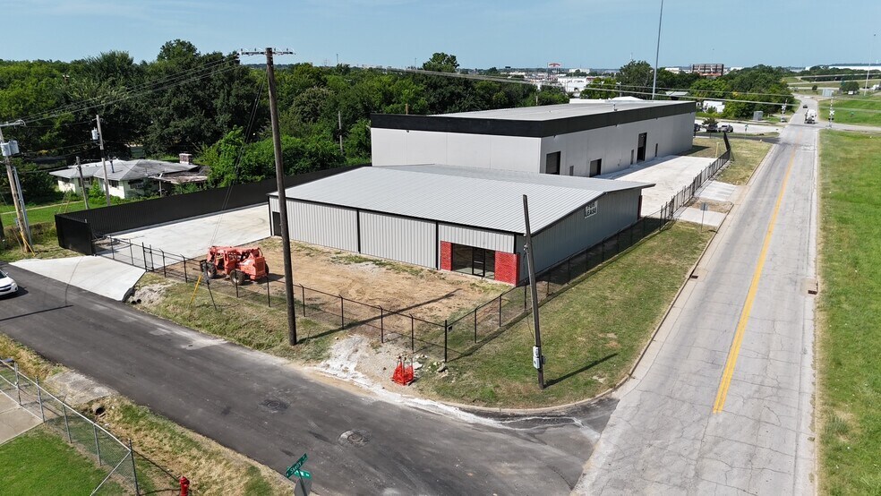 More Photos Of 3705 W Skelly Dr, Tulsa Unknown For Lease