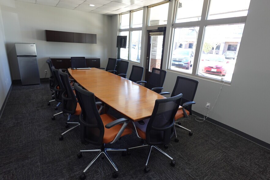 More Photos Of 2500-2510 Village Green Pl, Champaign Storefront Retail Office For Lease