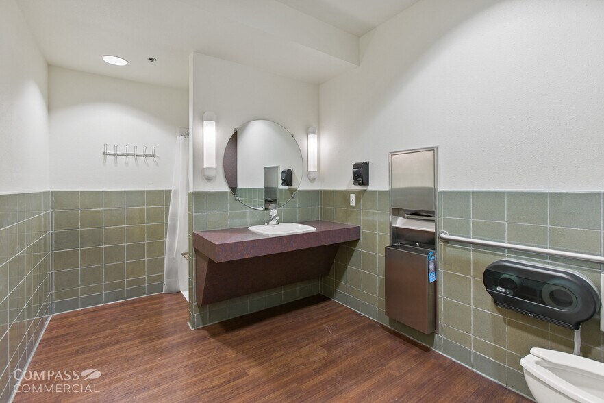 More Photos Of 2698 NE Courtney Dr, Bend Medical For Lease