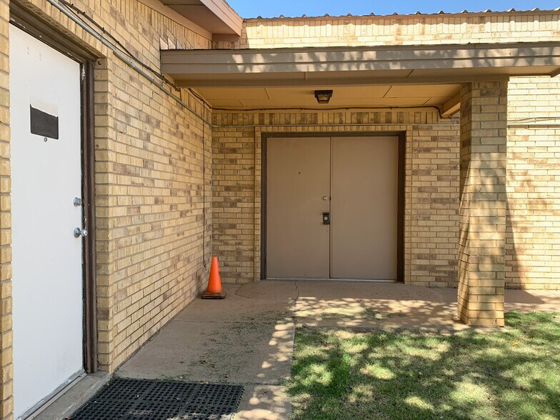 More Photos Of 2202 Upland Ave, Lubbock Flex For Sale
