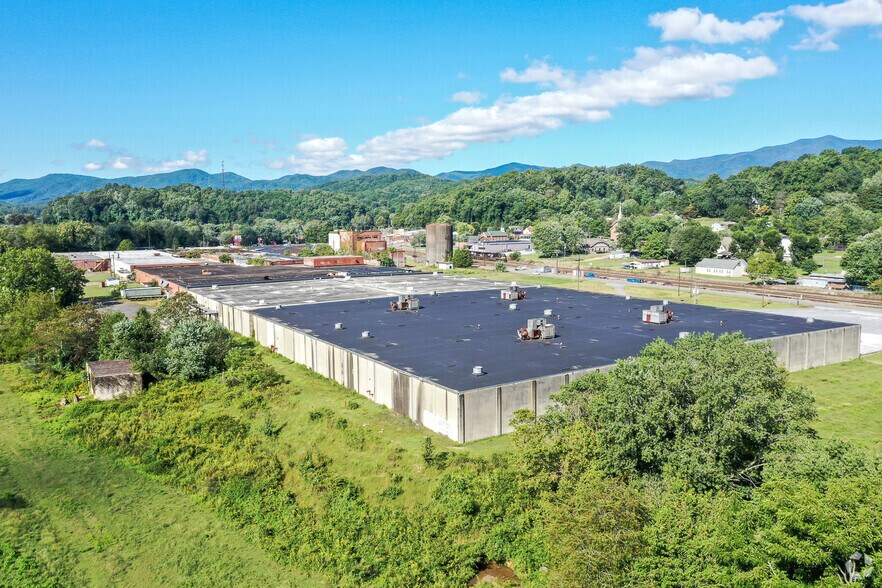 More Photos Of 1 Water St, Old Fort Distribution For Sale