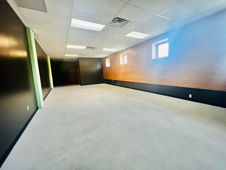 More Photos Of 111 E Burnett St, Beaver Dam Manufacturing For Lease