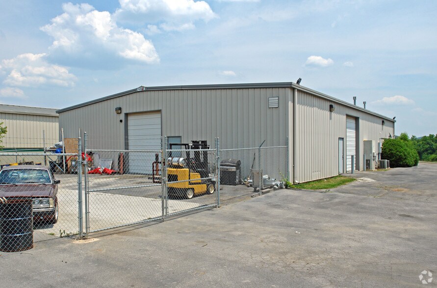 More Photos Of 10919 Murdock Dr, Knoxville Light Distribution For Lease