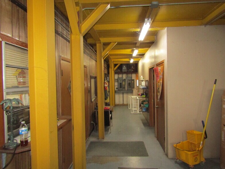 More Photos Of 4806 E Old Spanish Trl, Jeanerette Warehouse For Sale