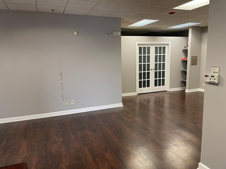 More Photos Of 1881 Commerce Dr, Elk Grove Village Office For Lease